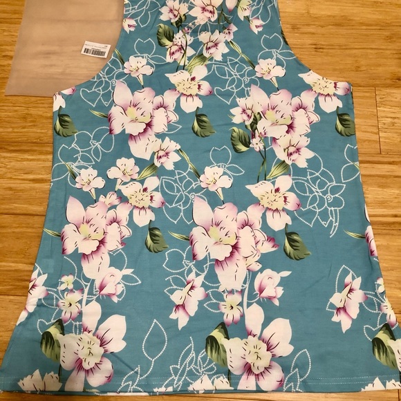 3/$15 💸NWT Tank (L) - Picture 2 of 3